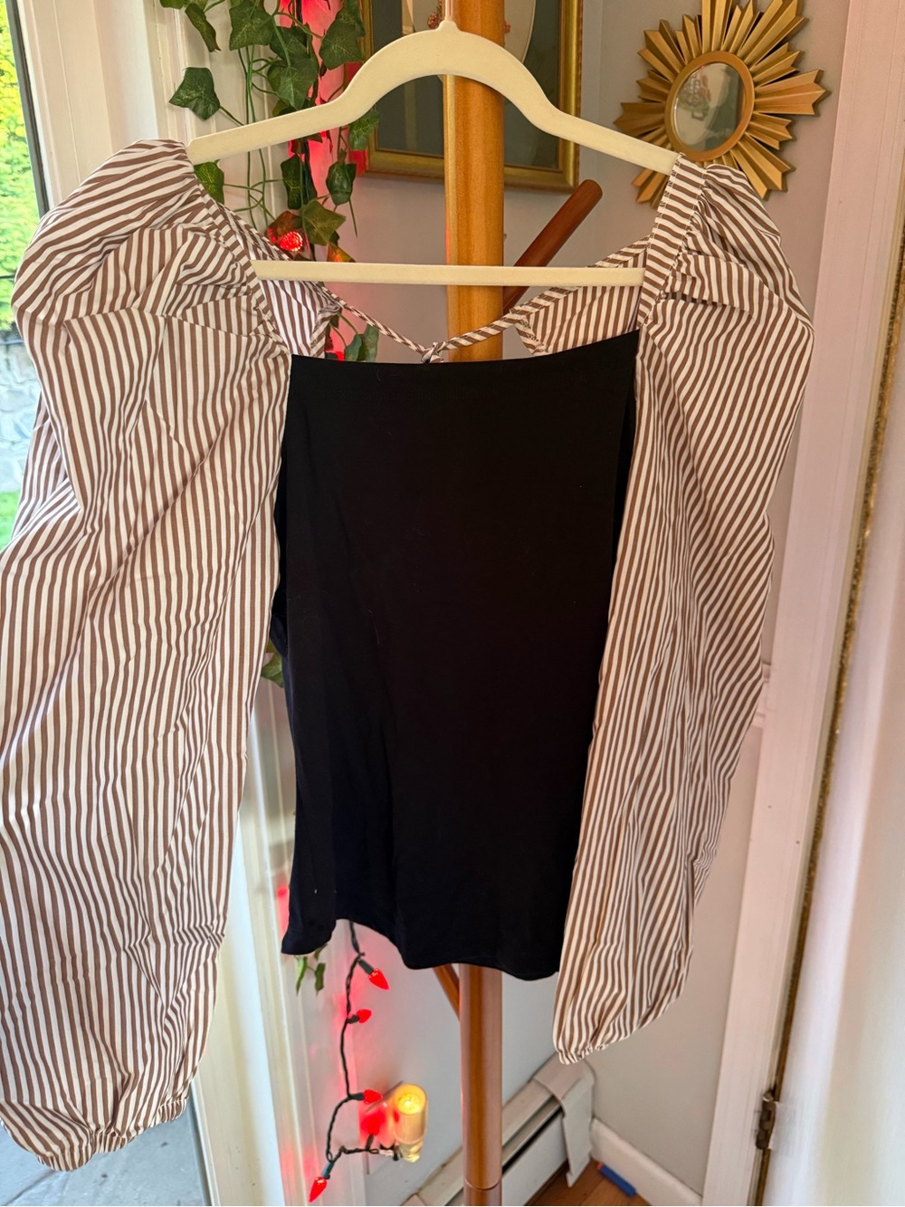 🤎◼️Maeve by Anthropologie Fitted Black Top with Brown Pinstripe Sleeves◼️🤎
